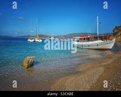 Piccole barche in attesa di turisti ad Arkos, una piccola isola vicino Skiathos, Grecia. Foto Stock