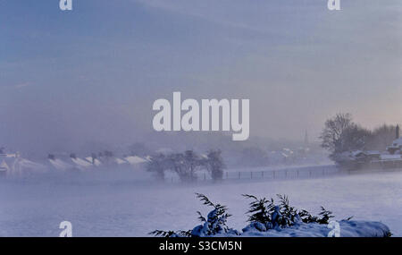 Una mattina invernale di gennaio sopra la zona nord di Kirklees dello Yorkshire occidentale, Inghilterra. Neve, ghiaccio, gelo e nebbia avvolgono il paesaggio guardando verso sud dall'alto. Foto Stock