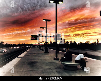 Tramonto su San Francisco visto dalla stazione BART di Rockridge Foto Stock