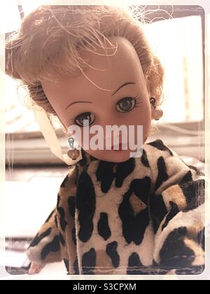 Bambola Vogue Jill antica in un cappotto leopardo Foto Stock