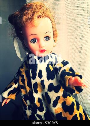 Antica bambola Vogue Jill degli anni '50 in un cappotto di leopardo, USA Foto Stock