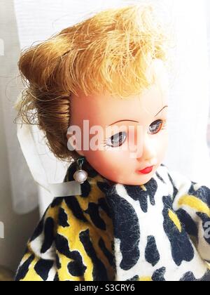 Antica bambola Vogue Jill degli anni '50 con gli occhi dorati che indossano un cappotto leopardo, USA Foto Stock
