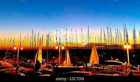 Tramonto sul porto turistico di Tel-Aviv. Foto Stock