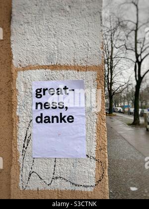 Un poster su una strada a Berlino che dice grandezza, danke Foto Stock