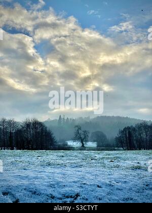 Paesaggio invernale sulla campagna, Galles del Sud, gennaio. Foto Stock