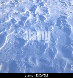 Vista ravvicinata della neve: Texture, sfumature, motivi Foto Stock