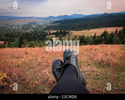 Vista dei piedi sulle montagne Foto Stock