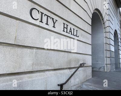 LOS ANGELES, CA, NOVEMBRE 2020: Ingresso al municipio con segnaletica, nel quartiere del centro amministrativo, di giorno Foto Stock