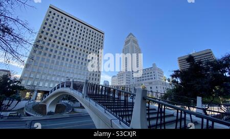 LOS ANGELES, CA, NOVEMBRE 2020: Vista grandangolare attraverso il ponte pedonale nel centro città con il municipio e gli uffici del consiglio dietro Foto Stock