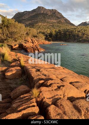 Vista dei pericoli dalla Honeymoon Bay, il Freycinet National Park Foto Stock