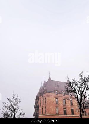 Stadio High School a Tacoma, WA, nella nebbia. La scuola è stata la location delle riprese per molte delle scene del film del 1999 10 cose che odio su di te. Foto Stock