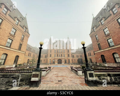 Ingresso alla famosa Scuola superiore di Stadio di Tacoma, WA, nella nebbia Foto Stock