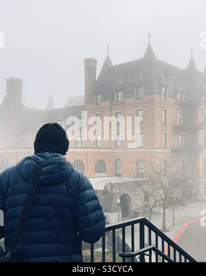 I turisti si recano alla Scuola superiore di Tacoma, WA, nella nebbia Foto Stock