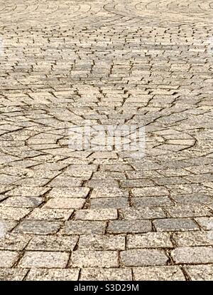 Vista prospettica del disegno circolare delle pietre di pavimentazione. Foto Stock