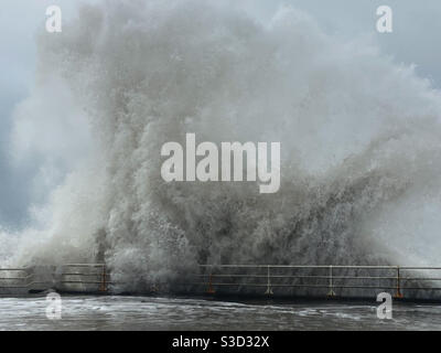 Aberystwyth, Galles occidentale, Regno Unito. Martedì 2 febbraio 2021. Meteo: Enorme tempesta onde battter Aberystwyth pareti del mare. Credito fotografico ©️Rose Voon / Alamy Live News. Foto Stock