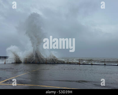 Aberystwyth, Galles occidentale, Regno Unito. Martedì 2 febbraio 2021. Meteo: Il mare tempestoso di Aberystwyth, mentre la parete del mare è martoriata da incredibili onde enormi. Credito fotografico ©️ Rose Voon / Alamy Live News. Foto Stock