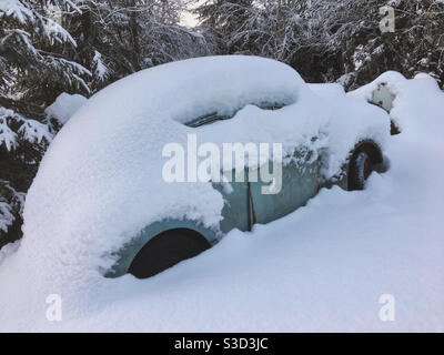 Vecchio pulmino VW coperto di neve. Foto Stock