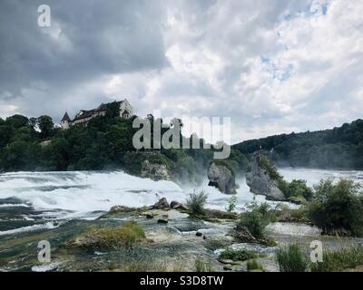 Cascate del Reno (Rheinfall), la più grande cascata d'Europa situata in Svizzera Foto Stock