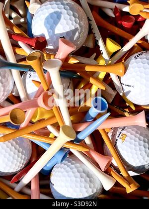 Palline da golf e tees Foto Stock