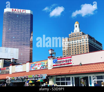Vista di Bally's Hotel and Casino e del Claridge, un Radisson Hotel, dal lungomare, Atlantic City, New Jersey, Stati Uniti Foto Stock
