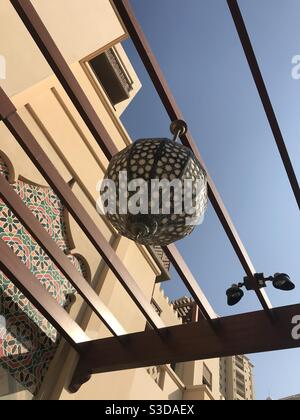 Lampada a sospensione esterna in stile arabo appesa all'esterno di un edificio a Doha, Qatar Foto Stock