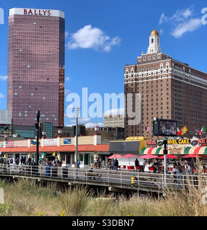 Ottobre 2020. Vista sul lungomare, sul Bally's Hotel and Casino e sul Claridge Hotel dalla spiaggia, Atlantic City, New Jersey, Stati Uniti. Foto Stock