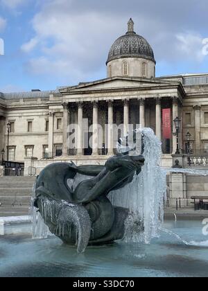 Quando la temperatura di Londra è scesa al di sotto dello zero di recente, le fontane di Trafalgar Square ci hanno presentato splendide sculture di ghiaccio. Foto Stock