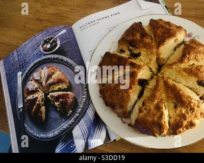 Anello di cono appena sfornato dal libro di ricette di Paul Hollywood Foto Stock