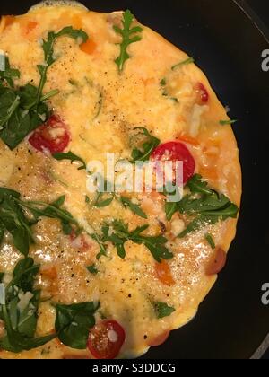 Frittata di verdure omelette in padella Foto Stock