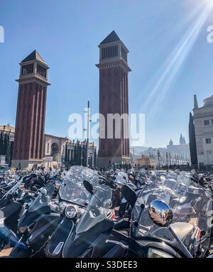 Moto di fronte alle torri veneziane, Plaça d'Espanya, Barcellona Foto Stock