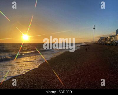Tramonto sulla spiaggia di Brighton. Foto Stock