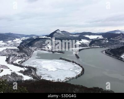Vista dalla collina HOLIS che domina la diga Nosice sul fiume Vah In Slovacchia