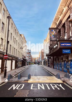 Febbraio 2021, la vecchia via Compton di Londra a soho. Un cartello di non ingresso e una strada deserta durante la pandemia di covide Foto Stock