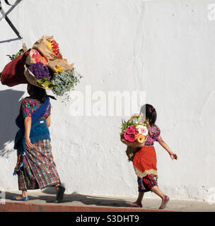 Consegna di fiori di madre  figlia ad Antigua, Guatemala Foto Stock