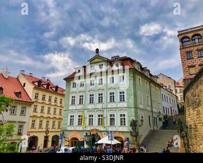 Vecchie case nel quartiere di Mala Strana vicino al Castello di Praga, Repubblica Ceca. Foto Stock