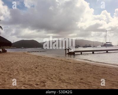 Pontone sulla spiaggia di Saba Rock, Vergine Gorda, BVI, Caraibi Foto Stock