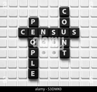 Le parole censimento, conteggio e la gente si sono spellate fuori usando le tessere. Foto Stock