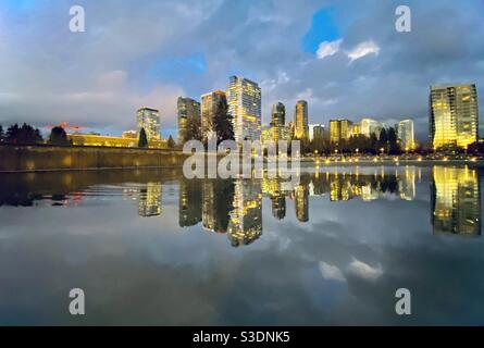 Centro di Bellevue Washington alla luce della sera Foto Stock