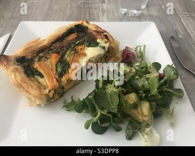 Quiche fatte in casa di salmone e verdure servite con un'insalata mista Foto Stock