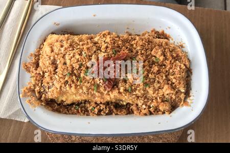Immagine in primo piano di un piatto di lasagne di manzo servito in un ristorante a Doha, Qatar Foto Stock