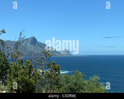 Vista di Kleinklip vicino a Rooi Els da un punto panoramico lungo la R44 che segue la costa intorno a False Bay, Capo Occidentale, Sud Africa con fynbos in primo piano il 25 dicembre 2018 alle 11:09. Foto Stock