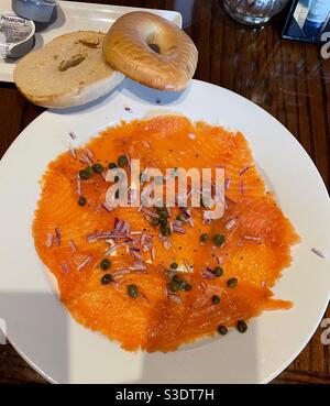 Un delizioso piatto di lombo, capperi, cipolle rosse, su un piatto bianco con un lato di bagel tostati a fette e formaggio Philadelphia crema al Primos Kitchen bar nell'Hilton Grand hotel Biscayne Bay, Miami Foto Stock