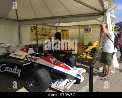 Un uomo guarda alle auto storiche di formula uno allo storico Gran Premio di Zandfort, Paesi Bassi Foto Stock