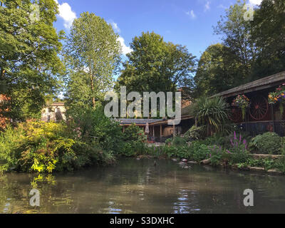 Patio sul lato del fiume presso l'Egypt Mill Hotel and Restaurant, a Nailsworth. Vicino a Stroud, Gloucestershire, Inghilterra. Foto Stock