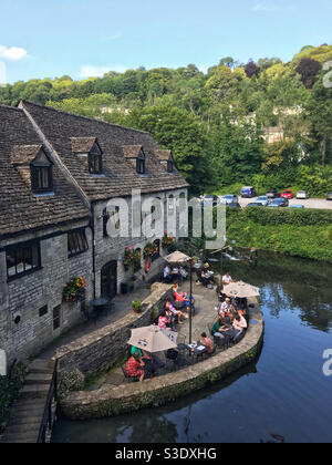 Il patio sul lato dell'acqua presso l'Egypt Mill Hotel and Restaurant, Nailsworth, vicino a Stroud, Gloucestershire, Inghilterra. Foto Stock