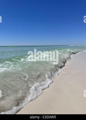 Le onde oceaniche si infrangono sulla spiaggia della Florida Foto Stock