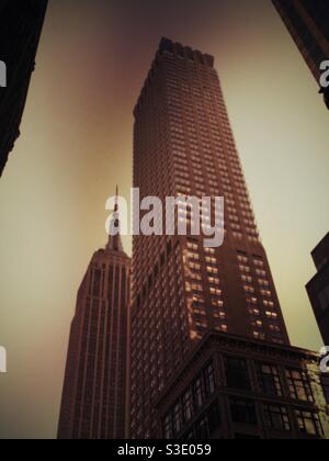 Il Langham Hotel nell'Empire state Building è stato girato da sotto sulla Fifth Avenue nel centro di Manhattan, New York, Stati Uniti Foto Stock