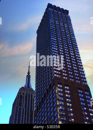 Il Langham Hotel e l'Empire state Building visti da Blo sulla Fifth Ave., New York, USA Foto Stock