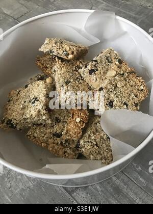 Immagine in primo piano di barrette di cereali per la colazione fatte in casa in una scatola Foto Stock