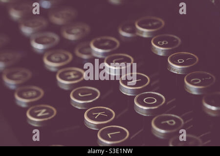 Primo piano delle chiavi rotonde di un antico o macchina da scrivere vecchio stile Foto Stock